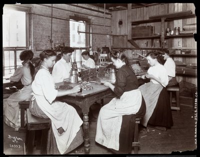 Ženy pracující v továrně na klavír Hardman, Peck und Co., New York (stříbrný želatinový potisk) od Byron Company