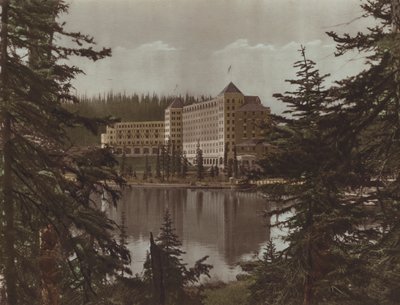 Chateau, Lake Louise (barevné foto) od Byron Hill Harmon