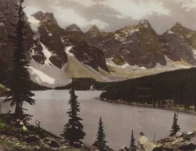 Moraine Lake a Valley of Ten Peaks (barevné foto) od Byron Hill Harmon