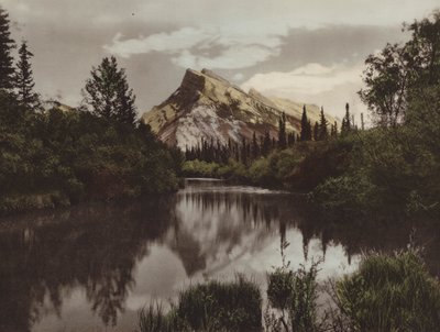 Mount Rundle, Banff, Alt 9 665 stop (barevná fotografie) od Byron Hill Harmon