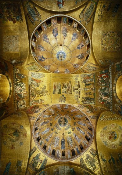 Byzantská architektura: pohled na kupole s mozaikami na zlatém pozadí (románský a byzantský styl) ilustrující Pentecote (1250-1300) a Nanebevstoupení Páně (počátek 13. století). Basilica San Marco (Basilica of San Marco) Benátky od Byzantine