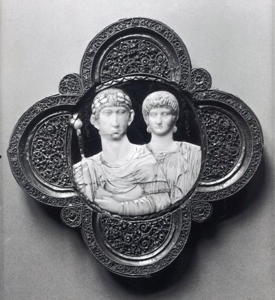 Cameo zobrazující císaře Honoria (395-423) a jeho manželku Marii (slonovina a kov) (viz také 189590) od Byzantine