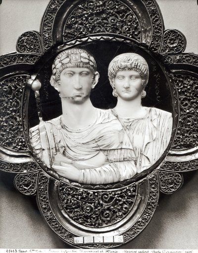 Cameo zobrazující císaře Honoria (395-423) a jeho manželku Marii (slonovina a kov) (viz také 189591) od Byzantine
