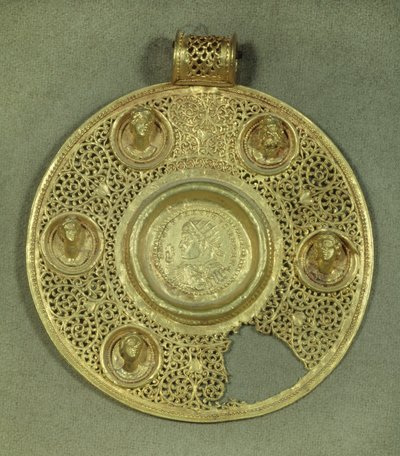 Zlatý kruhový medailon: Solidus Konstantina I. Velikého (270–337 n. l.) udeří na Sirmium v roce 321 n. l., v opusovém mezirasovém rámu, zdobeném 5 reliéfními bustami. 4. století našeho letopočtu. Sun 0,092 m Paříž, Musee du Louvre od Byzantine