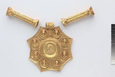 Osmihranný přívěsek a dva vymezovače ve formě korintských sloupů, 324-326 (zlato) od Byzantine