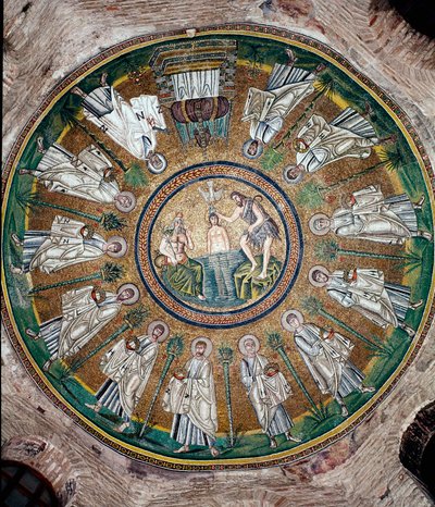 Kristův křest v Jordánu (zosobněný postavou vlevo) a dvanáct apoštolů. Mozaika kopule Baptistera Ariánů (Battistero degli Ariani). 5. nebo 6. století. Ravenna. Itálie od Byzantine