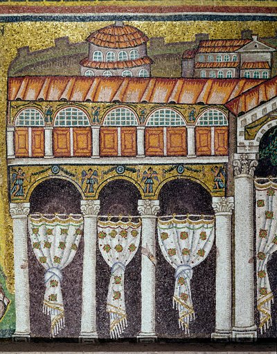 Pohled na palác byzantského císaře Theodorika Velikého. Detail. Boční mozaika centrální lodi, bazilika Sant
