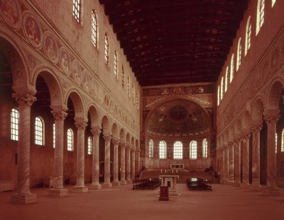 Pohled na hlavní loď a oltář od Byzantine School