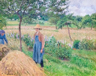 Zahradník stojící u kupky sena, zatažená obloha, Eragny od Camille Pissarro