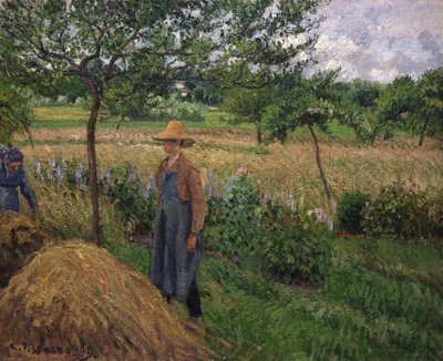 Zahradník stojící u kupky sena, zatažená obloha, Eragny, 1899. od Camille Pissarro