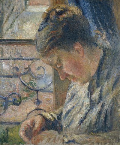 Mme Pissarro šicí vedle okna, c1877 od Camille Pissarro