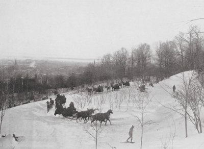 Klubová jízda tandemů na horách (čb foto) od Canadian Photographer