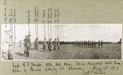 Generál Allenby vyznamenává kapitána Harpera D.C.M. na slavnostním ceremoniálu v Abassanu v jižní Palestině v srpnu 1917. od Capt. Arthur Rhodes