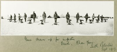 Zbraně připravené k inspekci na pláži, Khan Yunis, září 1917 od Capt. Arthur Rhodes