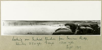 Pohled přes turecké zákopy ze Samson Ridge, září 1917 od Capt. Arthur Rhodes