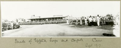 Přehlídka egyptských jednotek a koberců, Káhira, září 1917 od Capt. Arthur Rhodes