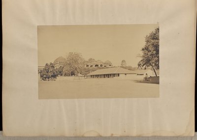 Madura. Palác [Trimula Naika] se školním domem pana Fischera v popředí. od Capt. Linnaeus Tripe