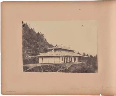 Nâgkunda. Inscenační bungalov v interiéru od Capt. Melville Clarke