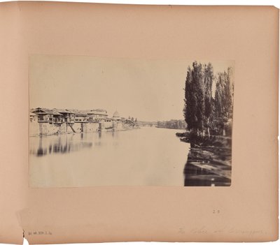Palác atd., od 1. mostu - Srinugur od Capt. Melville Clarke