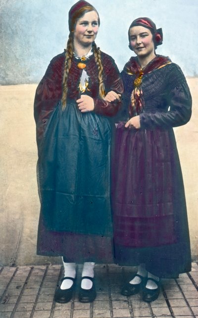 Rakousko, Portrét dvou mladých žen z Korutan. Datum vzniku snímku: kolem roku 1920. Archiv Carla Simona od Carl Simon