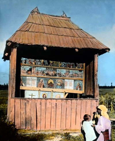 Rumunsko, Bukovina, matka s dítětem před kapličkou s obrázky svatých, datum snímku: kolem roku 1920. Archiv Carla Simona od Carl Simon