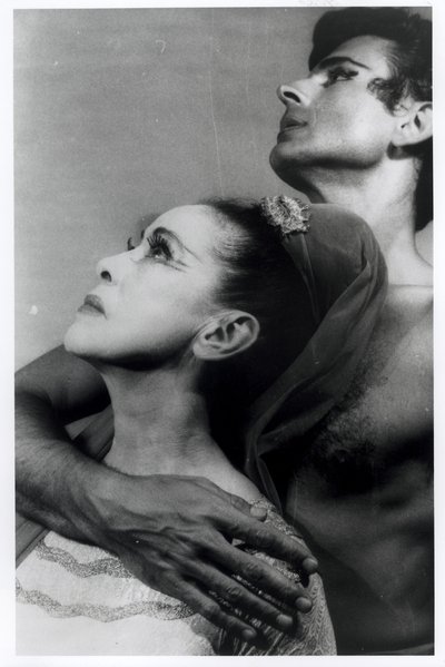 Martha Grahamová (1894-1991) a Bertram Ross (1920-2003) ve "Vizionářském recitálu", 27. června 1961 (želatinový stříbrný tisk) od Carl Van Vechten