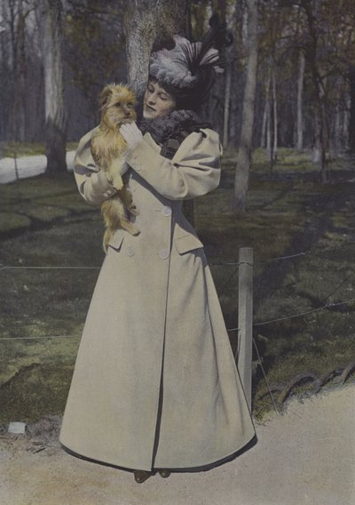 Žena v pařížském parku (barevné foto) od Carle de Mazibourg