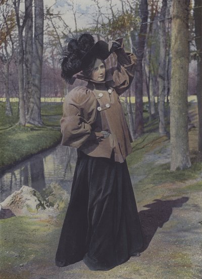 Žena v pařížském parku (barevné foto) od Carle de Mazibourg
