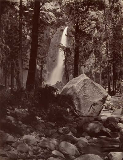 Dolní Yosemitský vodopád, 1600 stop, ca. 1872, vytištěno ca. 1876. od Carleton E. Watkins.
