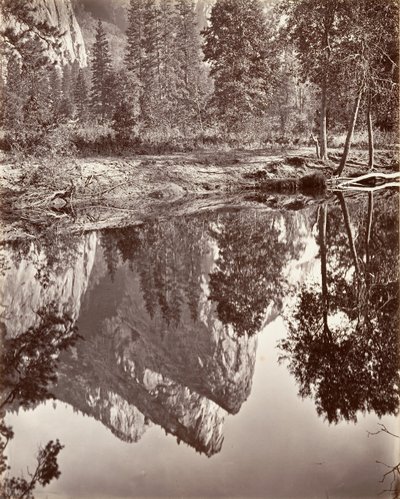 Zrcadlový pohled na tři bratry, Yosemite, ca. 1872, vytištěno ca. 1876. od Carleton E. Watkins.