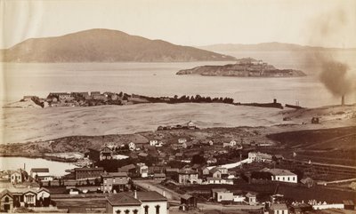 Alcatraz & Black Pt. z Russian Hill, S.F. od Carleton Watkins