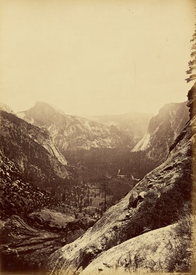 [Dómy z úpatí Horních Yosemitů] od Carleton Watkins