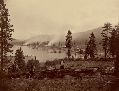 Pohled na zátoku Gleenbrook [sic], jezero Tahoe, s pilou, vlnolamem a parníky společností Carson a Tahoe Lumber and Flume Co., také konečná stanice jezera Tahoe, N.G.R.R. od Carleton Watkins