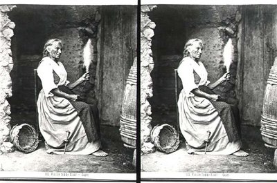 Old Woman Spinning, Capri, cca 1865 (č/b foto) od Carlo Naya