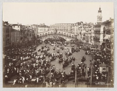 Regata gondol na Canal Grande v Benátkách u mostu Rialto od Carlo Naya