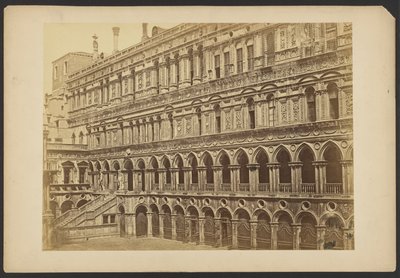 Západní křídlo na nádvoří vévodského paláce od Carlo Ponti