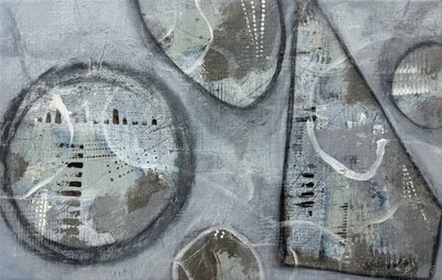 Šedé tvary s texturou od Carolina Gårdheim