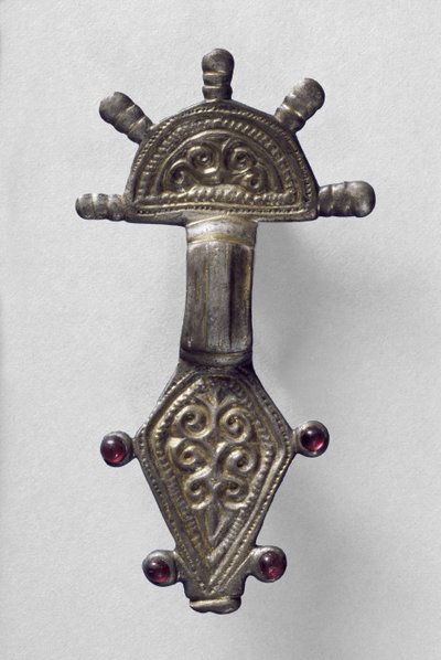 Radiate-Headed Brož, z Marchelepot, Somme, pravděpodobně karolínské, asi 7.-10. století (slitina pozlacené mědi) od Carolingian School