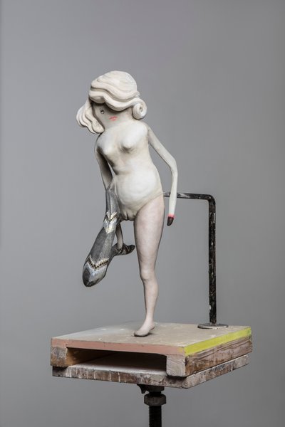 Degas Doll 2, 2017 (malovaná pryskyřice, ocel, dřevo) od Cathie Pilkington