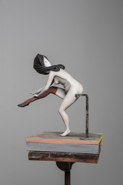 Degas Doll 5, 2017 (malovaná pryskyřice, ocel, dřevo) od Cathie Pilkington