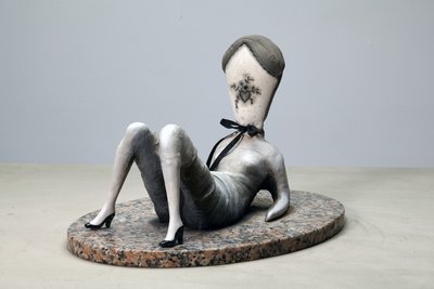 Polštář Dirty Love, 2014 (látka, hlína, barva na žule) od Cathie Pilkington