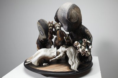 Sněhurka, 2010 (dřevo, lino, sádra, hlína, látka, barva) od Cathie Pilkington