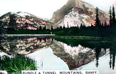 Mounts Rundle and Tunnel, Banff, Alberta, Kanada, c1920. od Cavenders Ltd