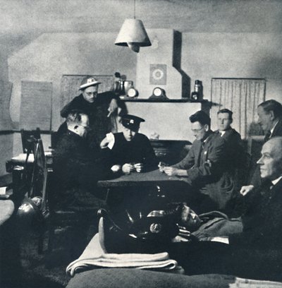 Noční hlídka: Hasičský oddíl relaxuje, 1941 od Cecil Beaton