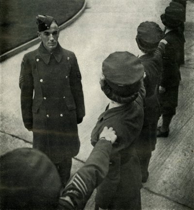 R.A.F. Seržant Drills Airwomen, c1943. od Cecil Beaton