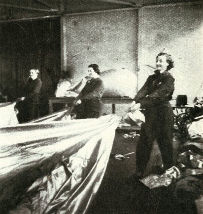 Oprava barážových balónů, c1943. od Cecil Beaton