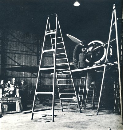 Práce pozemního personálu nebyla nikdy dokončena, 1941 od Cecil Beaton