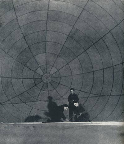 Web WAAFS pracuje na balónu, 1941 od Cecil Beaton