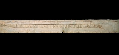 Keltské umění: „“pocta božstvům“““ Hrobový nápis v keltské abecedě (Ogham). z regionu Come, Itálie. Konec 6. začátek 5. století př. Kr. Ztlumit. 365x19x33 cm Como, Museo Civico Archeologico Paolo Giovio od Celtic
