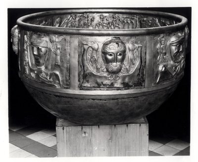 Replika Gundestrupského kotle v plné velikosti, originál vyrobený z 1. století před naším letopočtem (černobílá fotografie) od Celtic